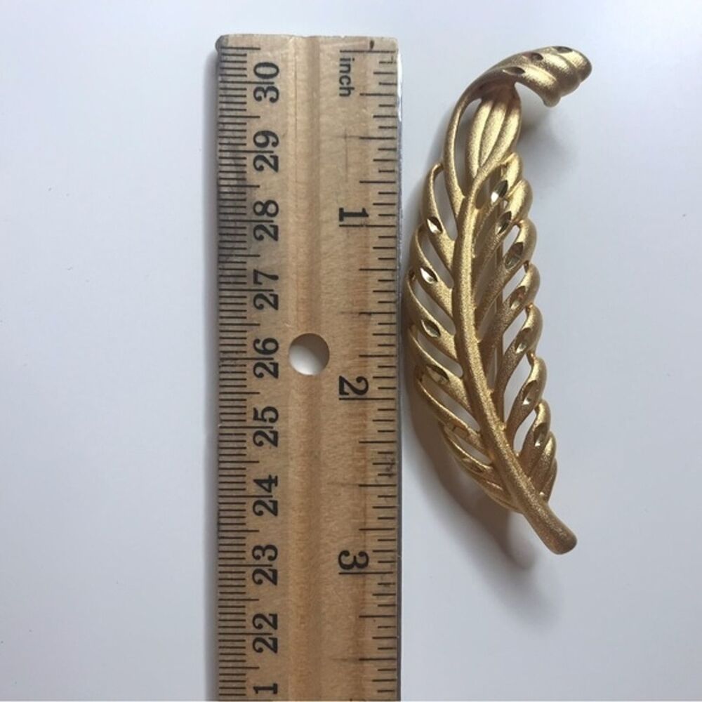 Vintage Ladies Brooch Leaf or feather brooch Costume Fashion - Picture 3 of 4